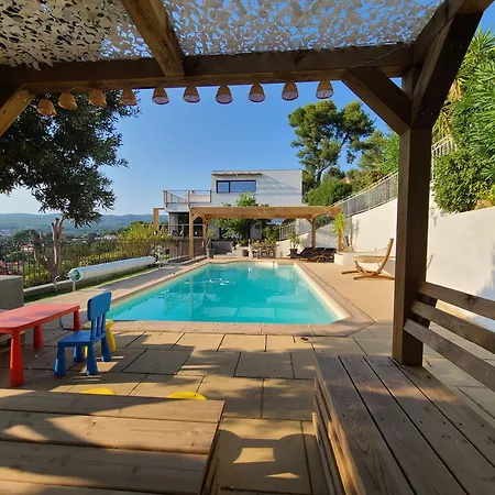 Avec Piscine. *