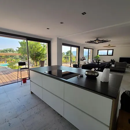 Belle Au Calme Avec Piscine Grands Volumes A Deux Pas Des Plages De Villa