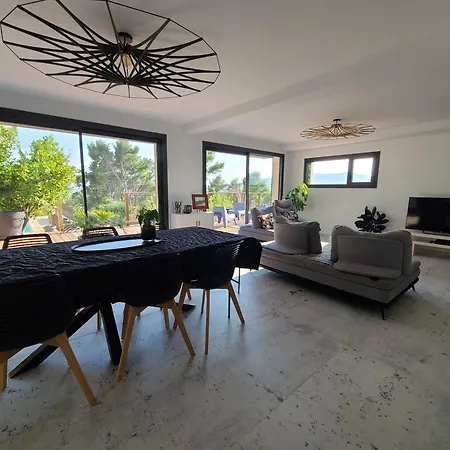 Villa Belle Au Calme Avec Piscine Grands Volumes A Deux Pas Des Plages De